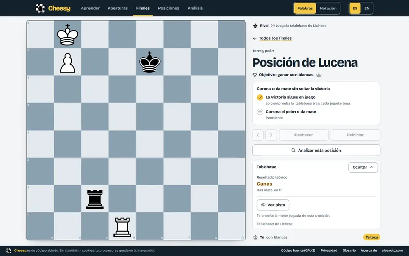 La Posición de Lucena, a ganar con blancas: el tablero, la lista de objetivos con «La victoria sigue en juego» y el panel de la tablebase abierto, con el resultado teórico «Ganas», «Das mate en 17» y el botón «Ver pista».